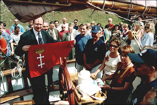 Prezydent Miasta Gdaska wrcza kapitanowi flag