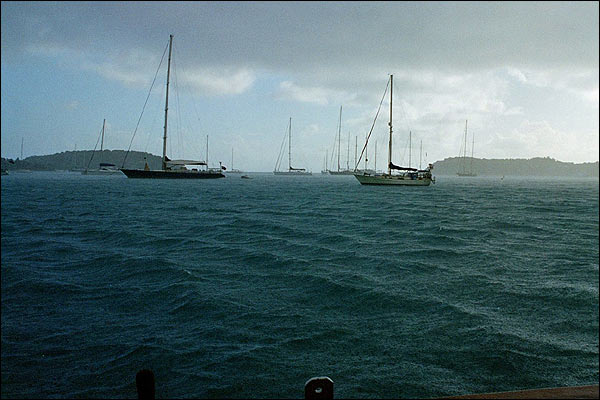 Virgin Island - Na kotwicy w deszczu
