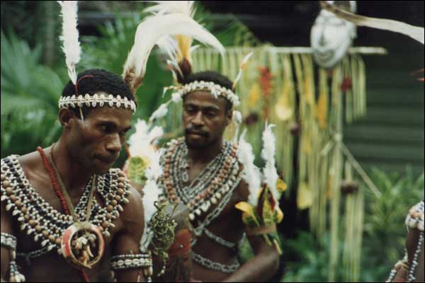 Madang, Papua Nowa Gwinea - mczyni w tacu